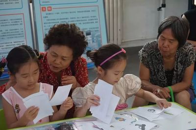 推进社区家长学校建设，让家长和孩子共同成长